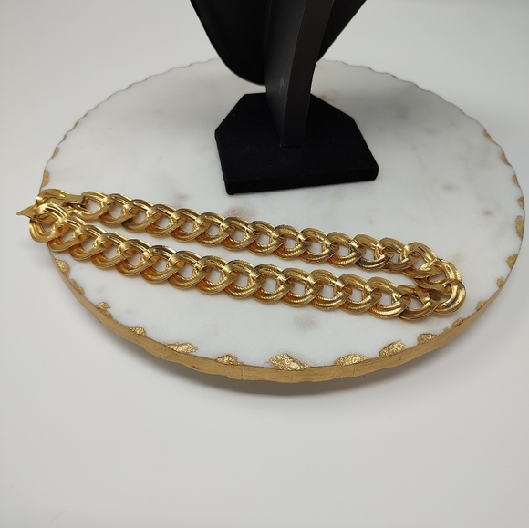 Vintage gold tone large chunky chain short necklace - Picture 3 of 6